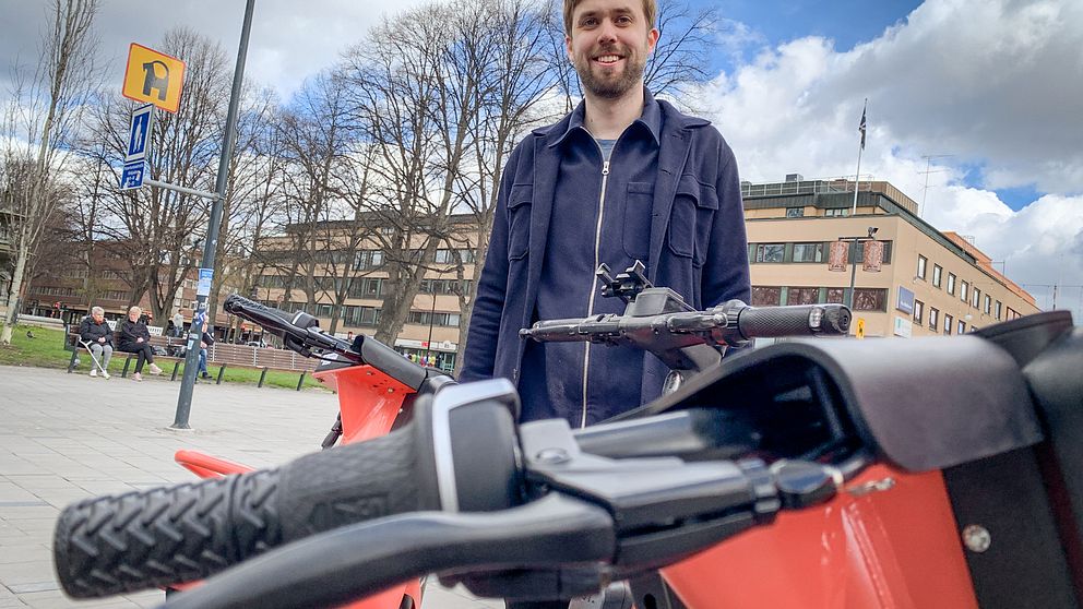 Viktor Olejnik, Sverigechef på Voi, framför flera cyklar på Rådhustorget i Gävle.