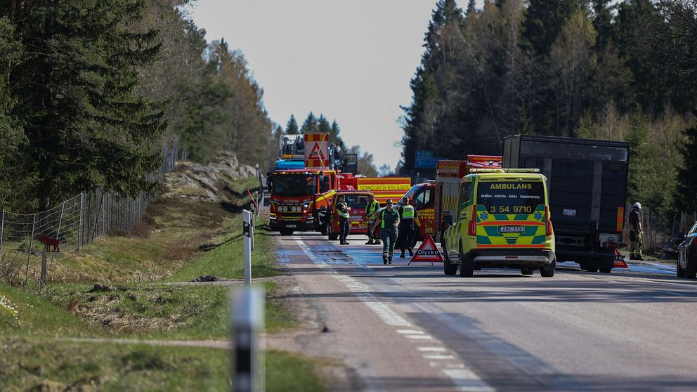 Ambulanser och räddningstjänst har stängt av E45 under räddningsinsatsen.