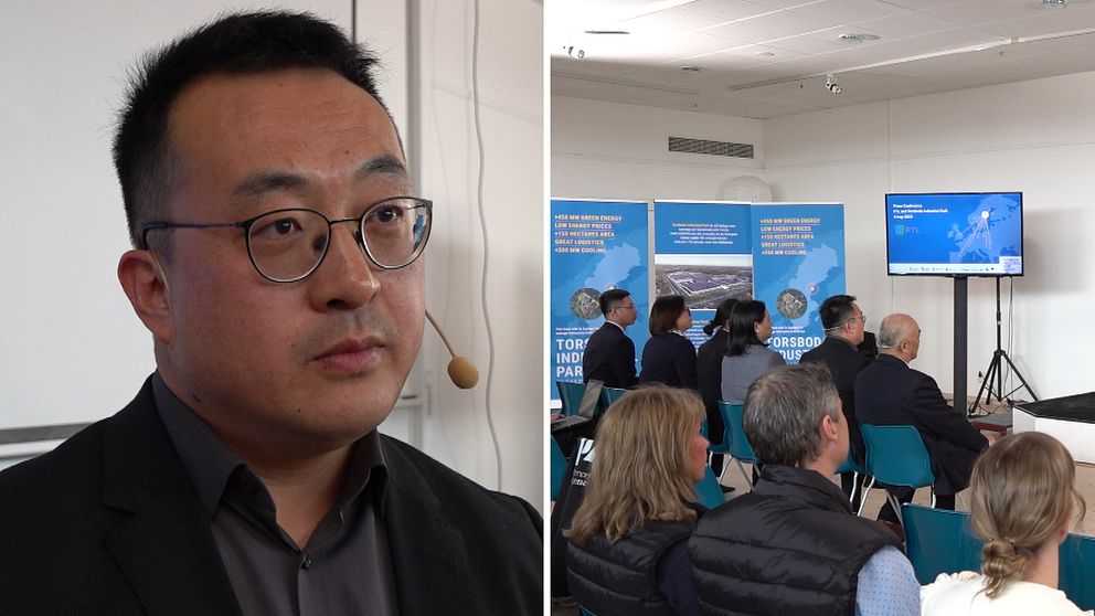 Till vänster ser man en projektledaren för det kinesiska företaget, han har glasögon och mörkgrå skjorta. Till höger ser man presskonferensen där flera sitter på och tittar fram mot en tvskärm.