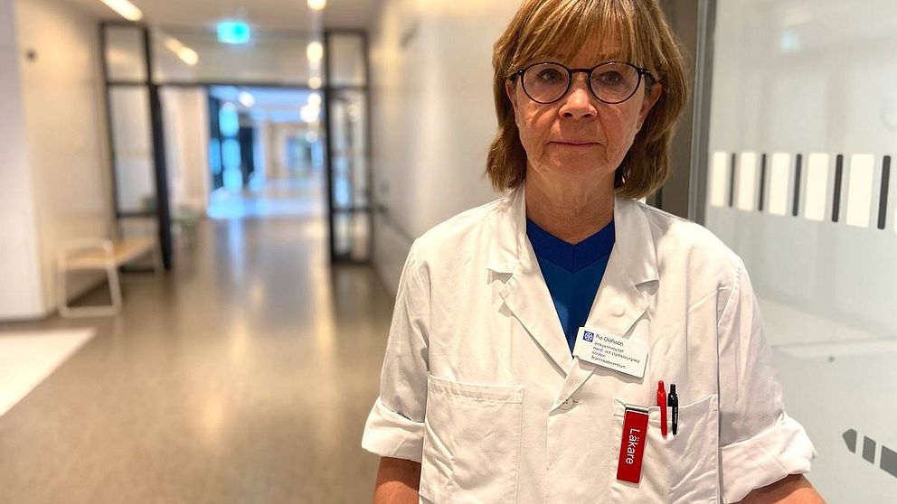 Pia Olofsson, verksamhetschef på hand- och plastkirurgiska kliniken i Linköping står i en sjukhuskorridor.