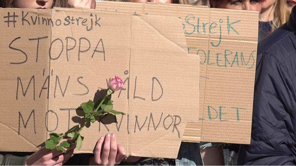 Några av de plakat som hölls upp under manifestationen på Stortorget i Örebro.