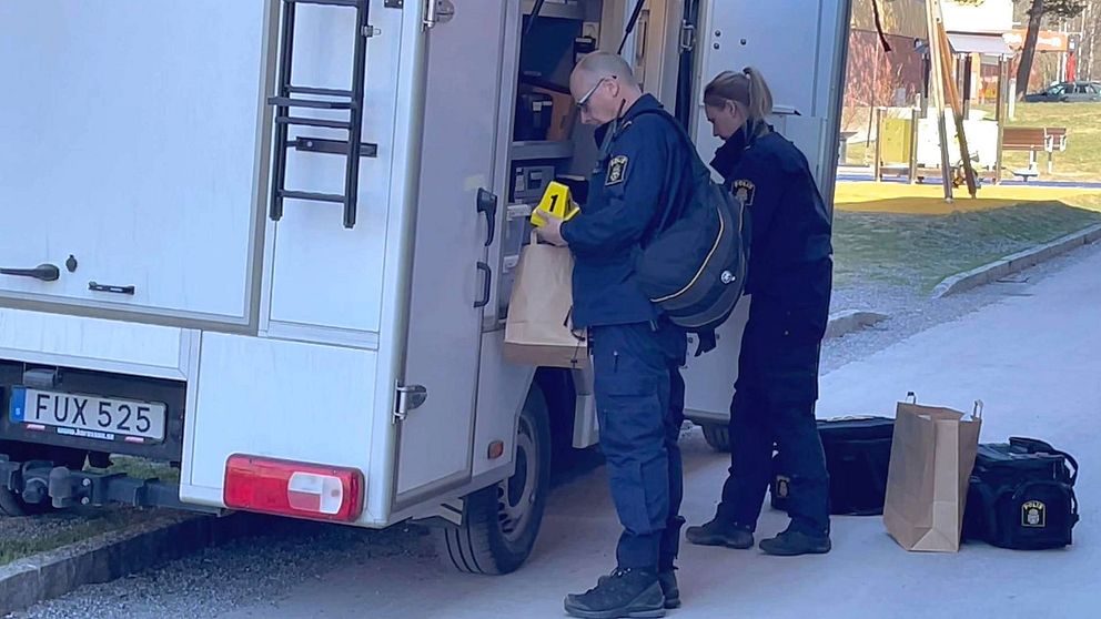 Polisens kriminaltekniker anländer till brottsplatsen.