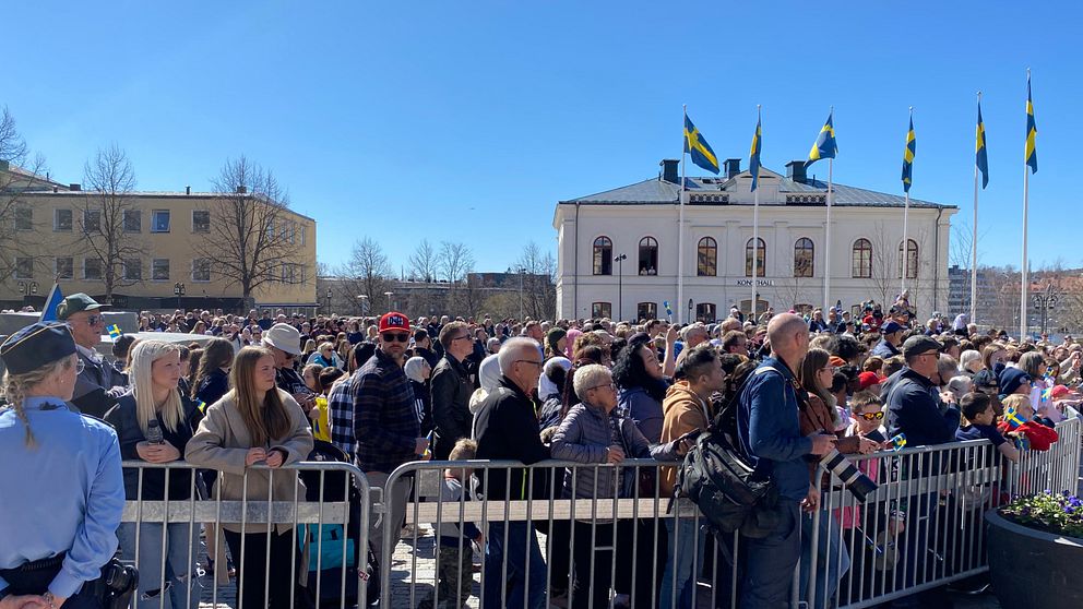 På bilden syns en massa människor som står på torget i Härnösand.