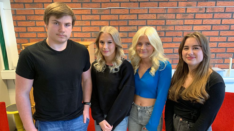 Fyra högstadieelever står bredvid varandra inne i skolan i Ludvika.