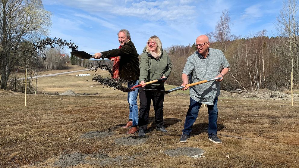 Artisten Tomas Ledin, kommunalrådet Malin Svanholm (S) och Tommy Bergquist från Lövviks by- och idrottsförening tar det första spadtaget i teaterbygget.