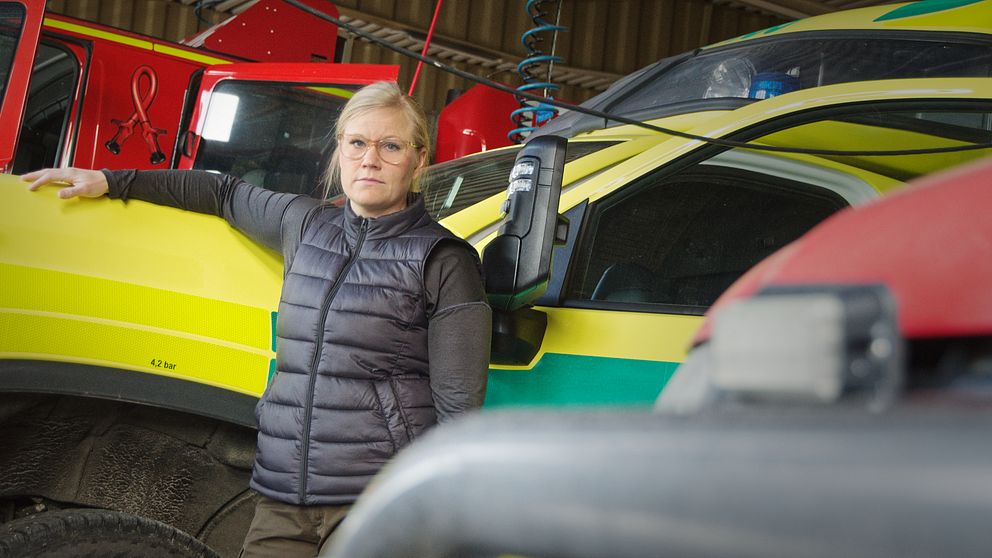 Sandra Jonsson framför en ambulans på stationen i Jättendal.