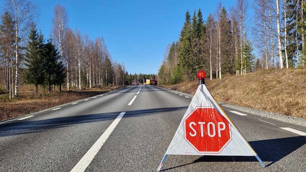 En stoppskylt på en väg. Brandbil i bakgrunden.