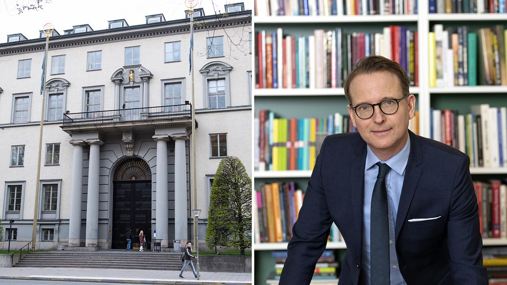 Till vänster entrén till Handelshögskolan i Stockholm. Till höger rektor, en man med blå kostym, svata glasögon och brunt hår. Han står framför en bokhylla.