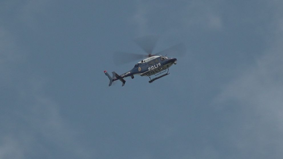 Polishelikoptern flyger över Berga industriområde.