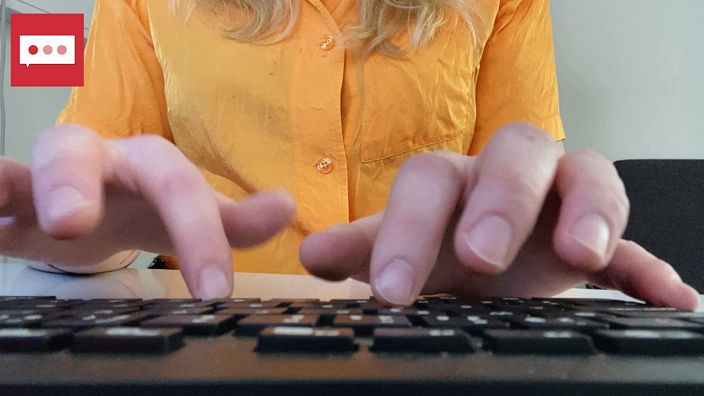 Händer som skriver på ett tangentbord.