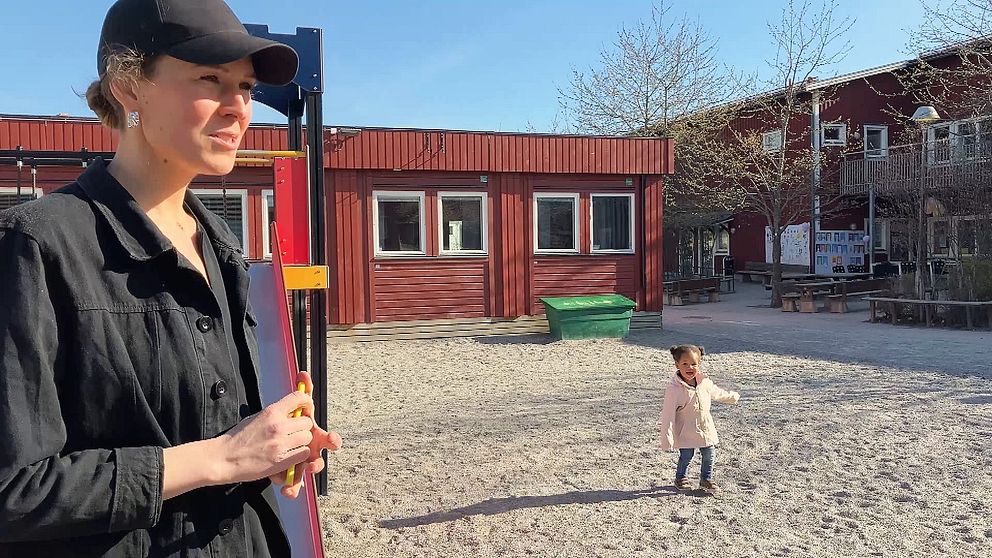 Mariefredsbon Malin Rosén, med dottern Thea, står på förskolans lekplats.