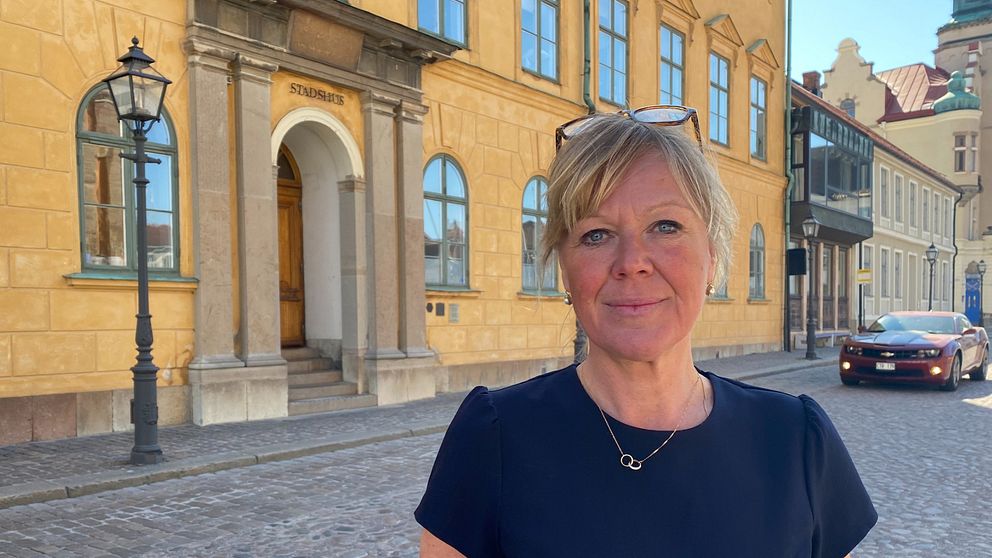 Anna Flink, säkerhetschef på Kalmar kommun står framför stadshuset i Kalmar.