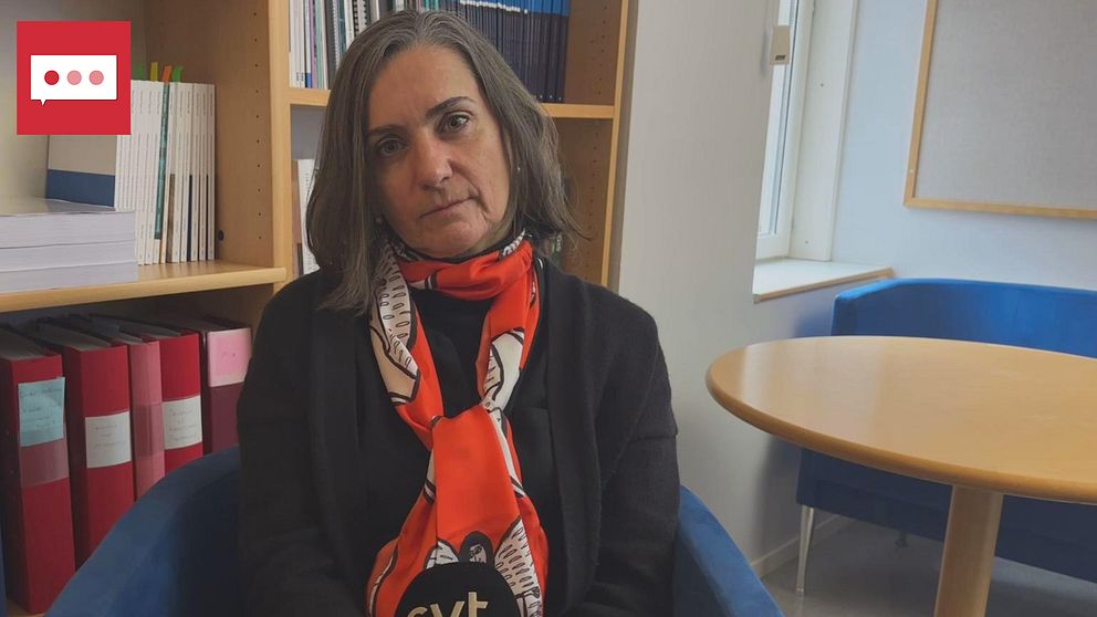 Kriminologen Teresa Silvia med en röd halsduk tittat in i kameran.