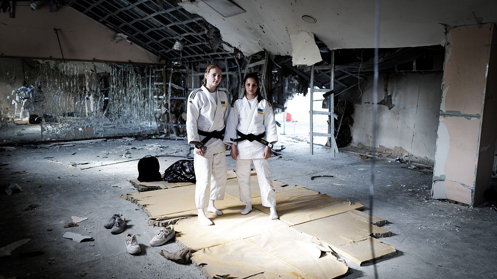Anastasiia Superson och Katya Dovzjenko i den bombskadade träningslokalen i Kiev.