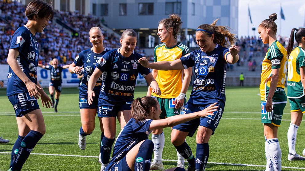 Linköpings Nellie Karlsson jublar med lagkamrater efter att hon gjort 1-0 under fotbollsmatchen i Damallsvenskan mellan Linköping och IFK Norrköping den 14 maj 2023 i Linköping.