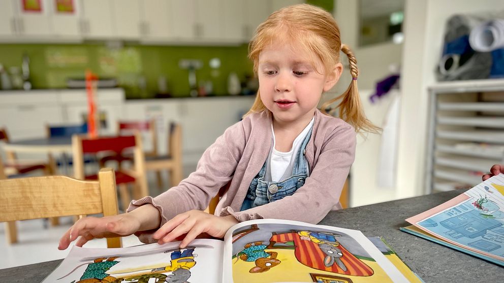 Tuva Pendse Elmström, fyra år på Vindögatans förskola i Rydebäck Helsingborg lärde sig läsa för ett halvår sedan mycket tack vare metoden praxisalfabetet.