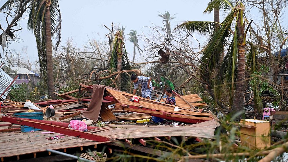 Människor letar efter sina tillhörigheter i flyktinglägret Khaung Dote Khar i Sittwe.