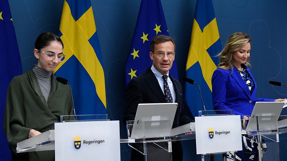 Statsminister Ulf Kristersson (M), energi- och näringsminister Ebba Busch (KD) och klimat- och miljöminister Romina Pourmokhtari (L) under pressträff om ny vindkraft till havs.