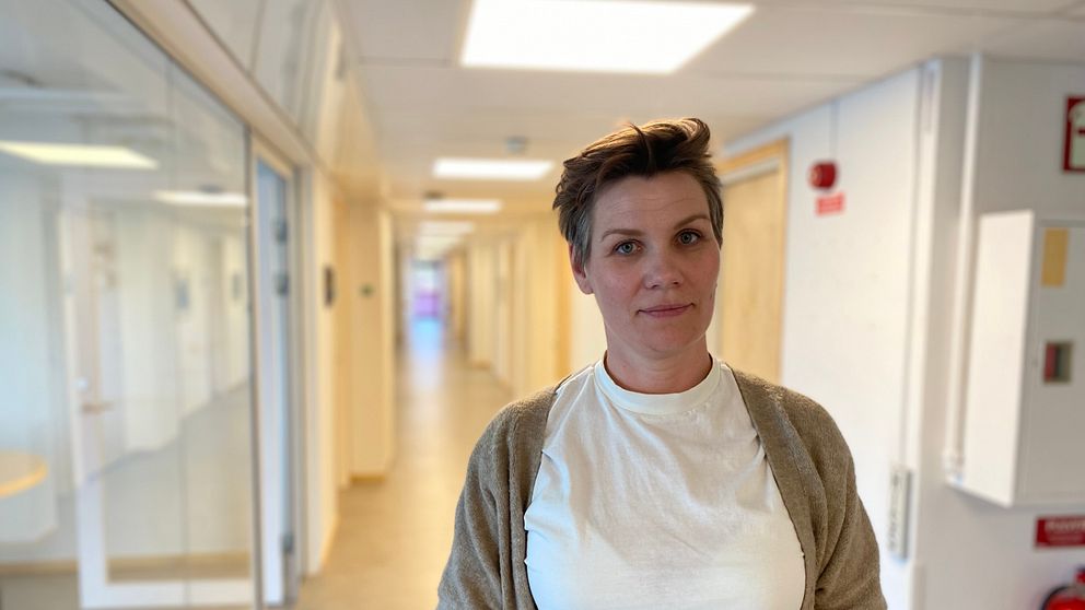 Louise Sandqvist, folkhälsosamordnare i Emmaboda kommun står i en tom korridor