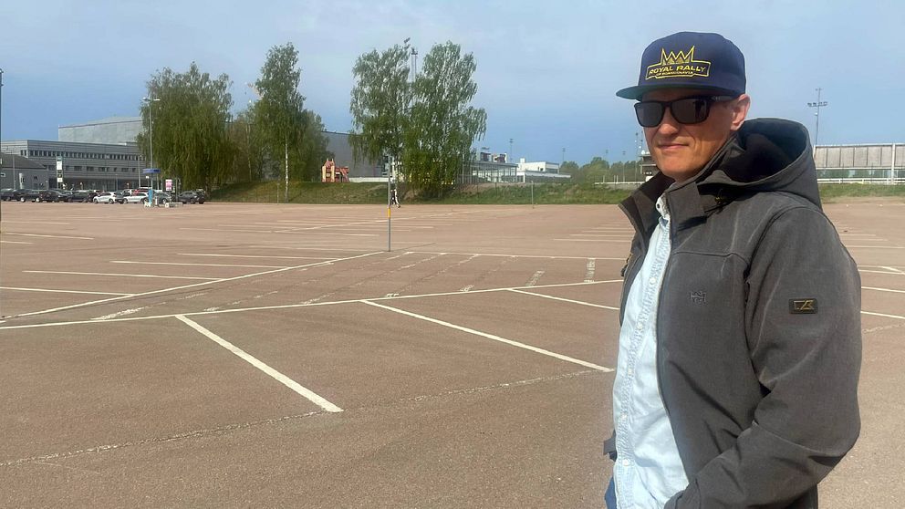 Glenn Olsson, vd för Royal Rally, vid den södra parkeringen på Färjestad där basen för sommarens EM-rally kommer att förläggas.