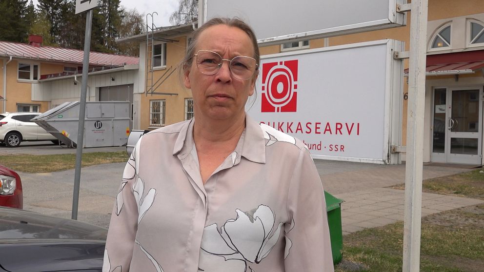 Profilbild på förbundsjuristen jenny Wiik Karlsson framför SSR´s kontor i Umeå