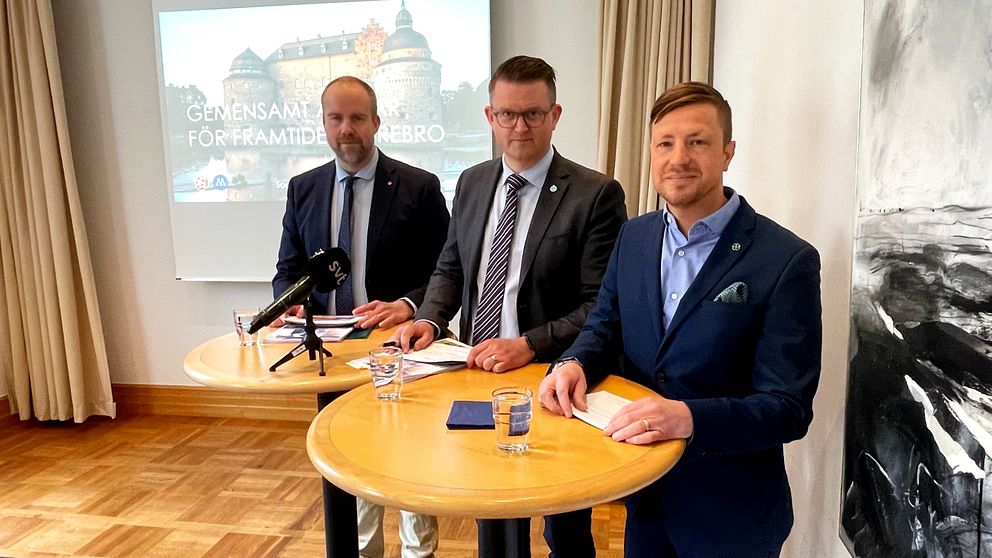 John Johansson (S), Anders Åhrlin (M) och Jimmy Nordengren (C) presenterar Örebro kommuns budget för 2024.