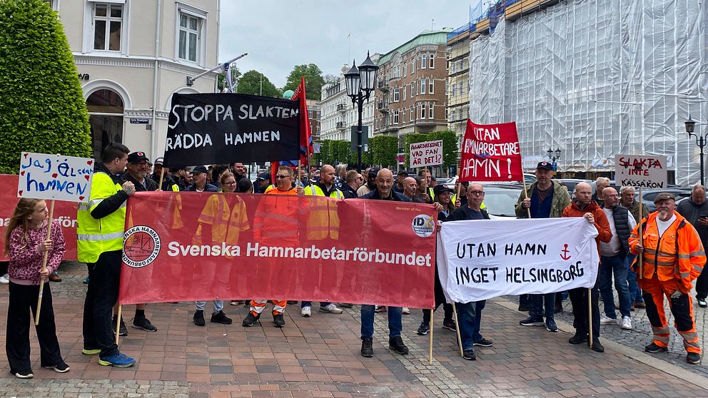 Hamnarbetarförbundet ställde sig utanför rådhuset för att demonstrera mot att var femte medarbetare i Helsingborgs hamn varslas. Se mer i klippet ovan.