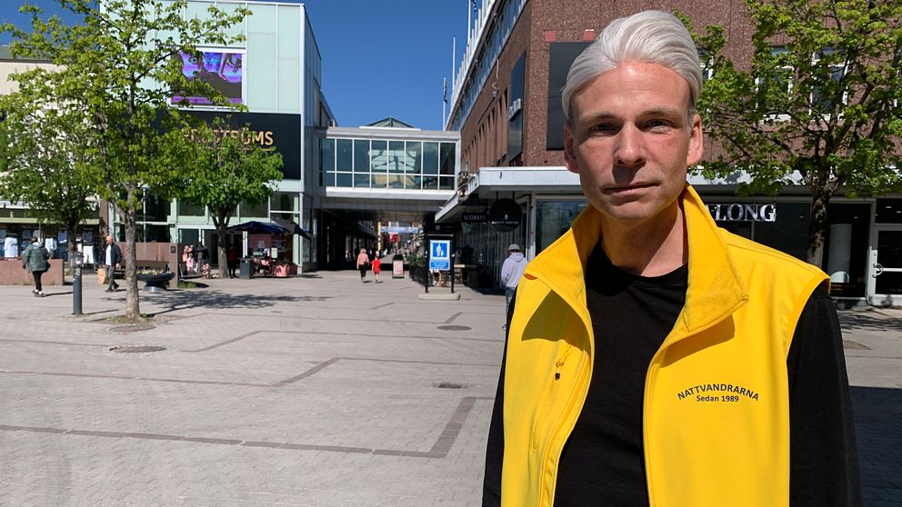 Nattvandraren Martin Ekholm står i centrala Falun