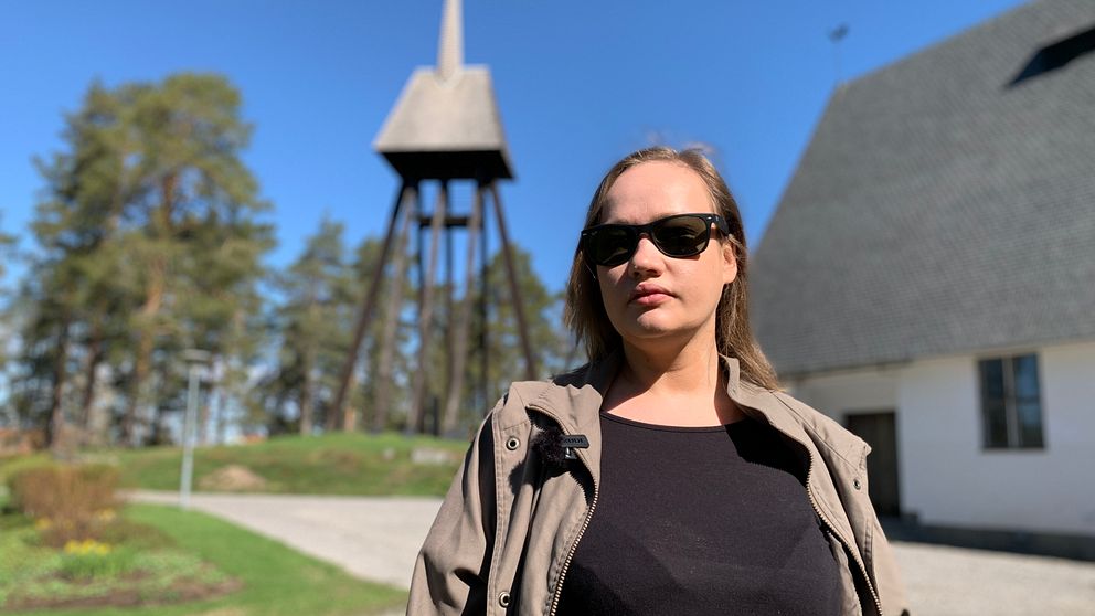 Guna står framför kyrkan i Robertsfors