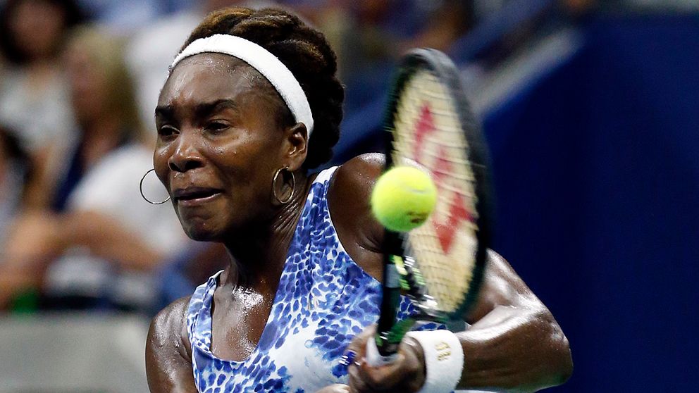 Venus Williams retunerar mot lillasyster Serena Williams under kvartsfinalen i U.S. Open i tennis. Ett möte som Serena vann. Venus tog titeln i Wuhan.