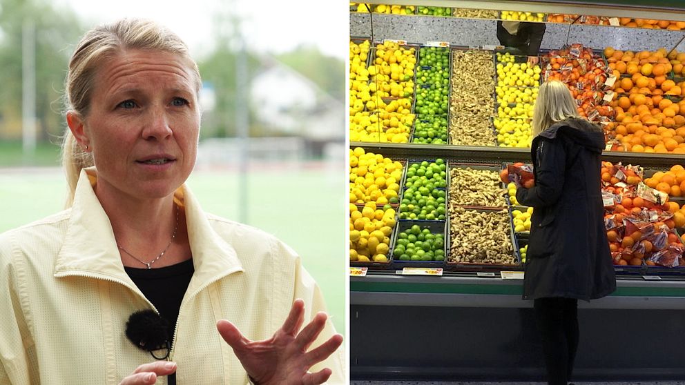 Blond kvinna med gul jacka gestikulerar, kvinna plockar frukt i affären.