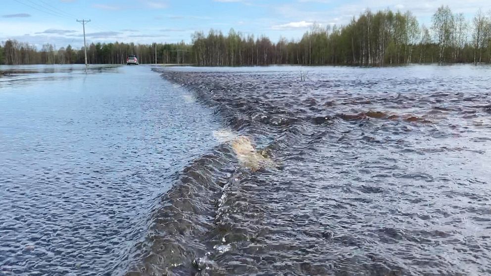 Bilvägen till byn Soukolojärvi i Tornedalen svämmar över av vatten.