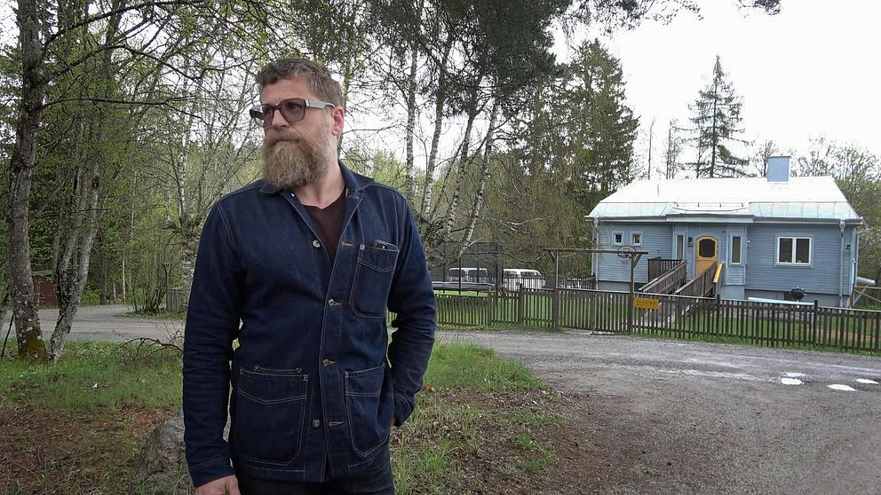 Rasmus Thomsen, orförande för stiftelsen Mora park står framför LSS-boendet Mora strand i Järna, Södertälje.