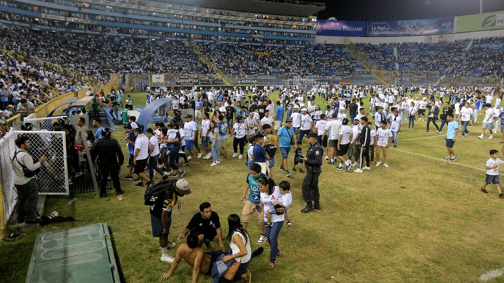 Flera personer uppges ha dött i samband med en fotbollsmatch i El Salvador.