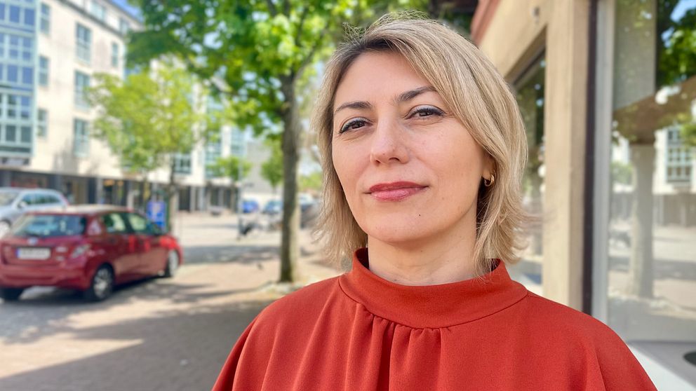 Elena Kurenkova (SD) står i centrum i Klippan – hon är ny ordförande i Sverigedemokraterna Klippan.