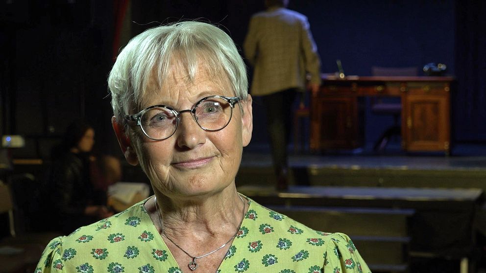 Gunilla Bördin från Borås spelar sömmerska i teaterpjäsen ”Algots i nöd och lust!”. Äldre kvinna med kortklippt vitt hår och glasögon.