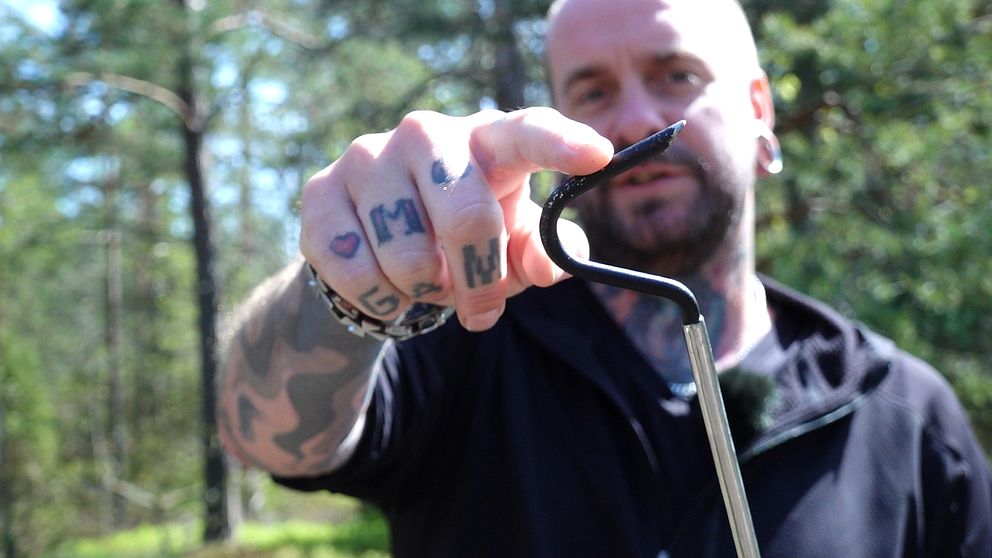 Ormfångaren Martin Fridh Mathiasson i Ronneby flaggar för ett ormår.