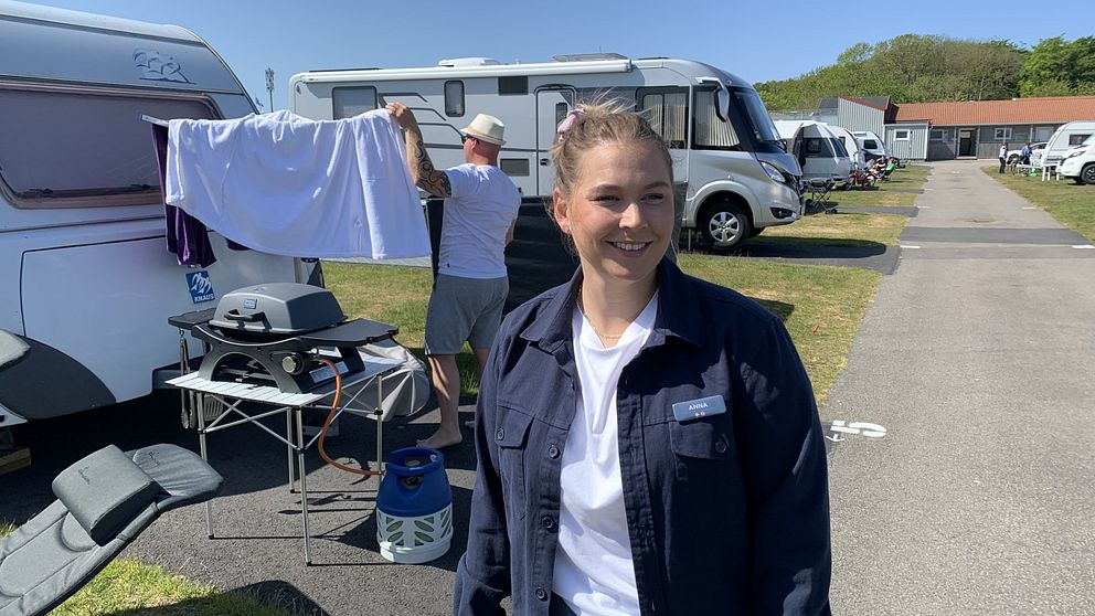 Ung tjej med uppsatt hår på ett campingområde.