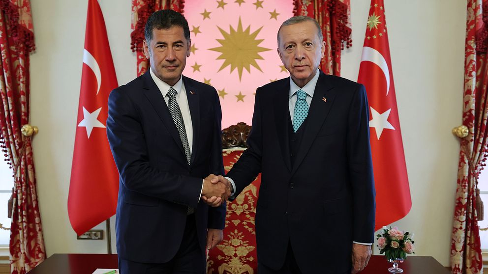 Ogan och Erdogan skakar hand.