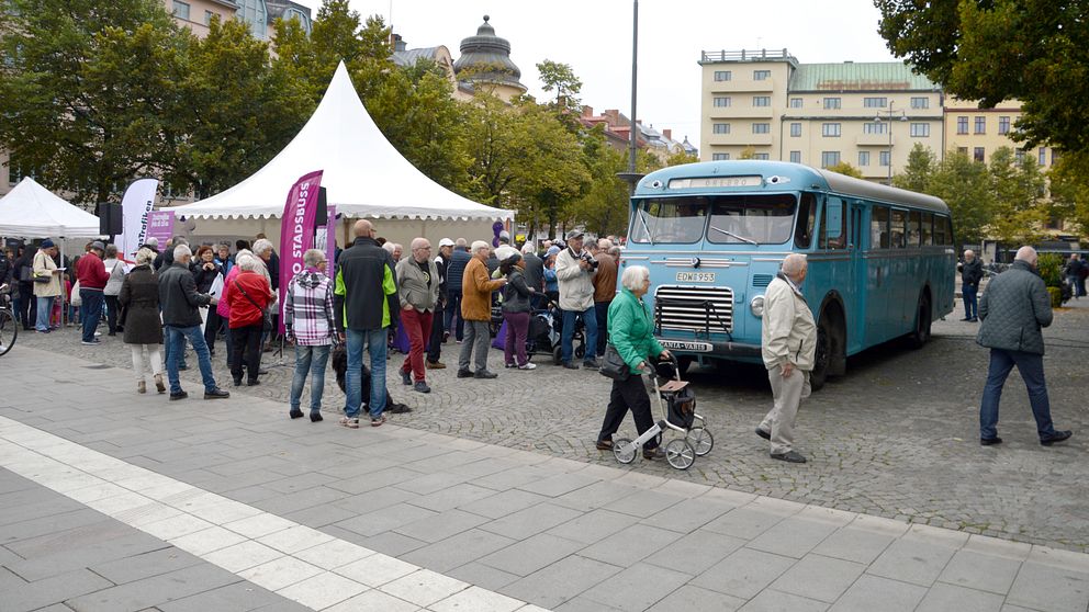 Järntorget i Örebro med folk och gammal buss