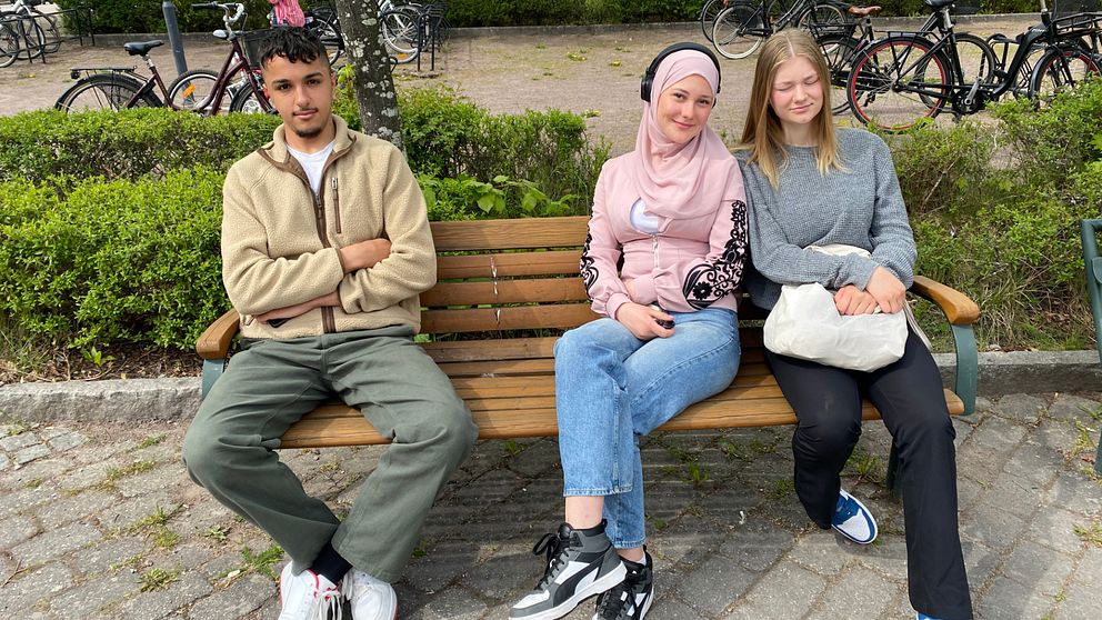 Mohammed Shekha shoppar flera storlekar för att prova kläderna hemma, Enya Widén och Elsa Vall orkar inte lämna tillbaka felköp. Hör dem berätta mer i klippet.