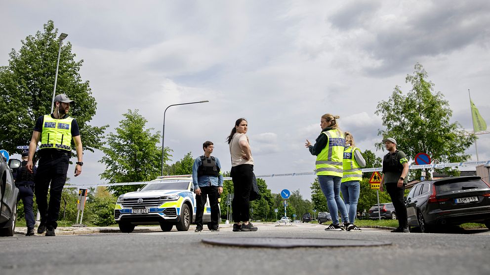 Flera polisen på står utanför Engelbrektsskolan i Örebro.