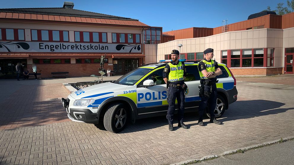 poliser framför en polisbil uanför Engelbrektsskolan i Örebro