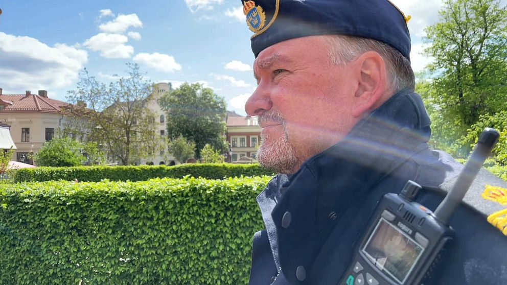 Kommunpolis Joakim Nyberg står i centrala Lund och tittar i profil.