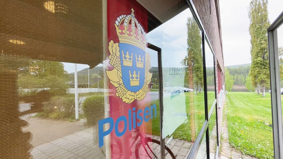 Polisstationen i Sollefteå. Man ser ett fönster med polisens logotyp.