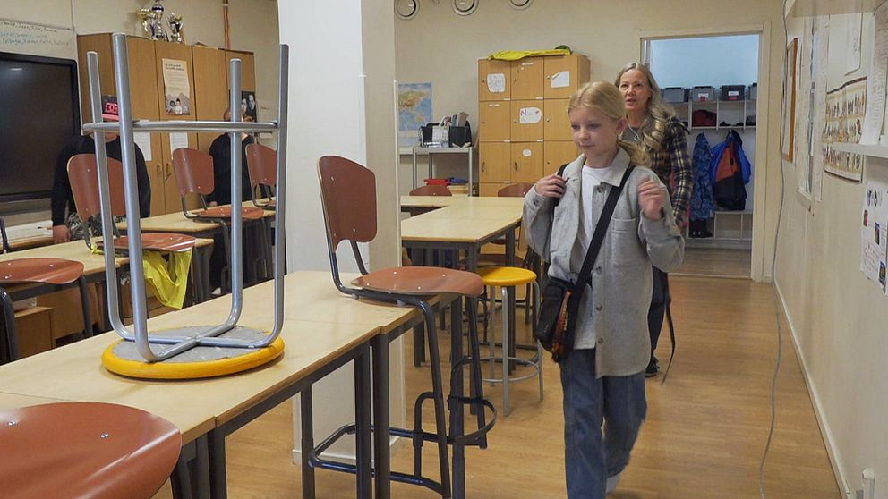 Kuvassa viidesluokkalainen Selma ja opettaja Christina Husdahl saapuvat luokkahuoneseen Botkyrkan ruotsinsuomalaisessa koulussa. Kuva on toukokuulta 2023.