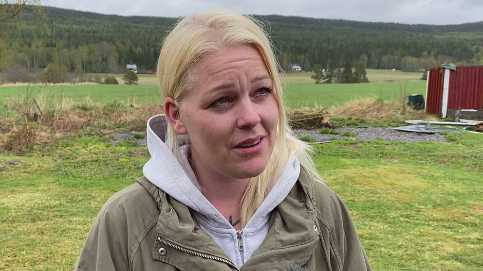 På bilden syns Tove Gidgård, som är timvikarie i Sollefteå kommun. Hon står utomhus och i bakgrunden syns grönt gräs och till höger syns ett rött hus. Hon tittar inte in i kameran. Hon har en grön jacka på sig och en grå hoodie och blont hår.