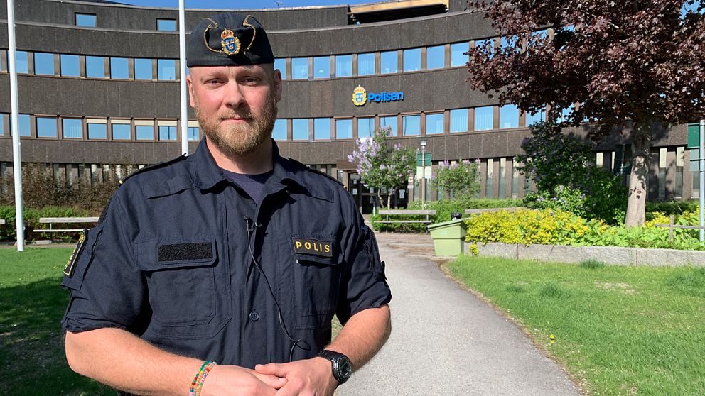 Olof Nilsén, tf gruppchef i Falun, står utanför polishuset i Falun