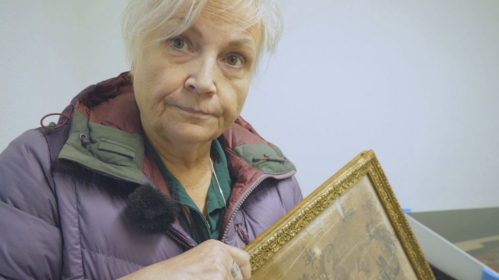 Eva Stenberg Arthursson, ordförande i Malå sameförening med en tavla i handen