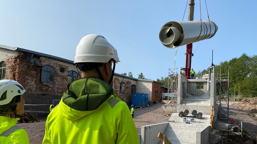 Den gigantiska fisk-skrivan som installeras vid Finsjö utanför Fliseryd.